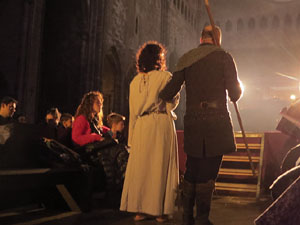 Representaci&oacute; de la Consueta de Sant Jordi cavaller a la nau g&ograve;tica de la Catedral