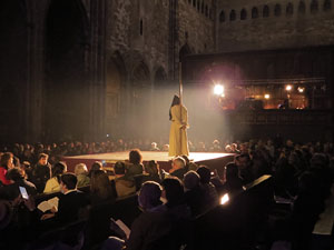 Representaci&oacute; de la Consueta de Sant Jordi cavaller a la nau g&ograve;tica de la Catedral