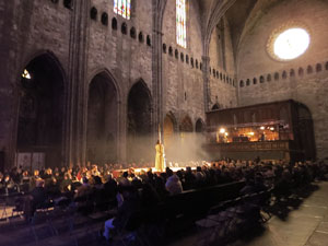 Representaci&oacute; de la Consueta de Sant Jordi cavaller a la nau g&ograve;tica de la Catedral