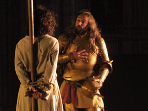 Representaci&oacute; de la Consueta de Sant Jordi cavaller a la nau g&ograve;tica de la Catedral