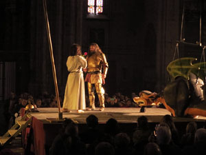 Representaci&oacute; de la Consueta de Sant Jordi cavaller a la nau g&ograve;tica de la Catedral