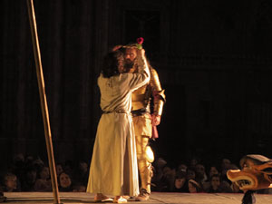Representaci&oacute; de la Consueta de Sant Jordi cavaller a la nau g&ograve;tica de la Catedral