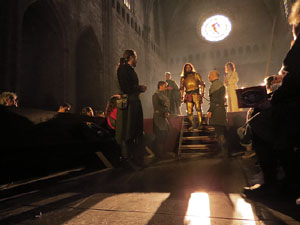 Representaci&oacute; de la Consueta de Sant Jordi cavaller a la nau g&ograve;tica de la Catedral