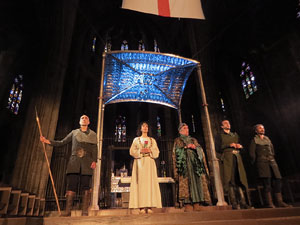 Representaci&oacute; de la Consueta de Sant Jordi cavaller a la nau g&ograve;tica de la Catedral