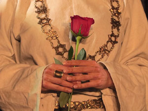 Representaci&oacute; de la Consueta de Sant Jordi cavaller a la nau g&ograve;tica de la Catedral