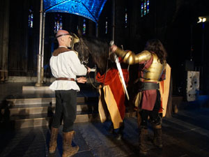Representaci&oacute; de la Consueta de Sant Jordi cavaller a la nau g&ograve;tica de la Catedral