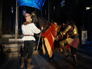 Representaci&oacute; de la Consueta de Sant Jordi cavaller a la nau g&ograve;tica de la Catedral
