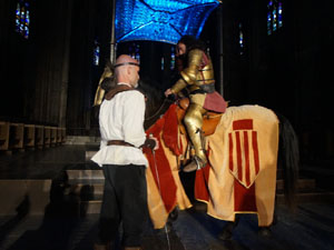 Representaci&oacute; de la Consueta de Sant Jordi cavaller a la nau g&ograve;tica de la Catedral