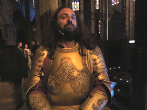 Representaci&oacute; de la Consueta de Sant Jordi cavaller a la nau g&ograve;tica de la Catedral