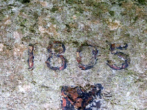 Detall de la talla en rebaix sobre la roca