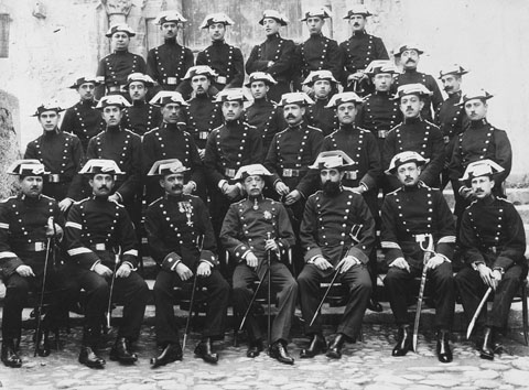 Retrat de grup de membres de la Gu&agrave;rdia Civil amb uniforme davant la porta de l'esgl&eacute;sia de Sant Pere de Galligants. 1910