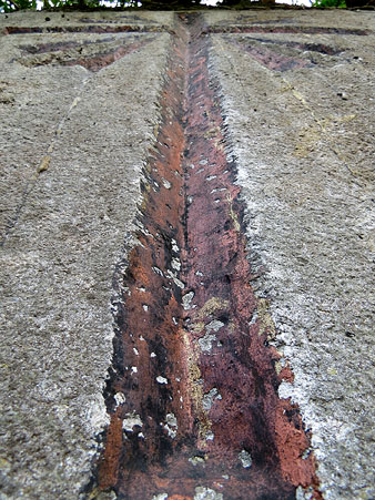 Detall de la creua en rebaix sobre la roca