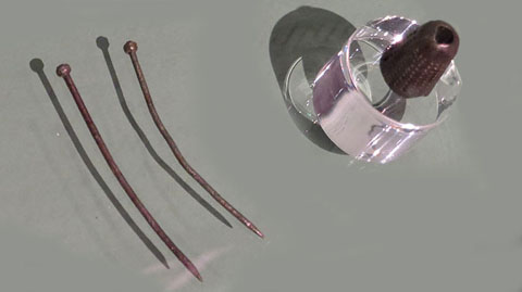 Didal de sastressa i agulles de cap. Segles XIII-XIV. Bronze