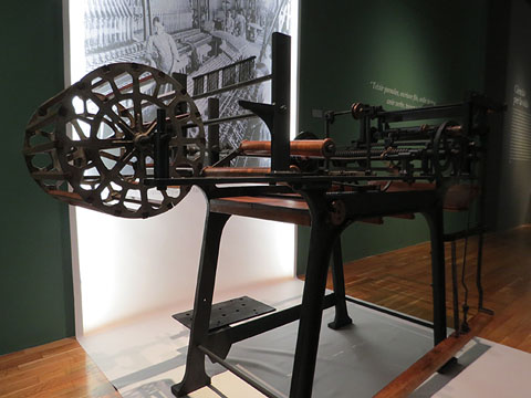 Ordidor de cinteria estret. Segle XX. Fusta i metall. Procedent de la fàbrica Grober de Girona