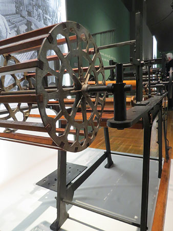 Ordidor de cinteria estret. Segle XX. Fusta i metall. Procedent de la fàbrica Grober de Girona