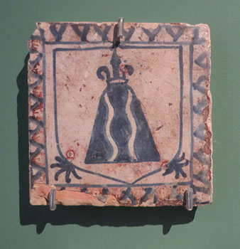 Rajoles gòtiques amb l'escut heràldic de Sarriera. Segle XV. Pasta ceràmica (terra cuita) decoració en blau català