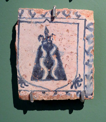 Rajoles gòtiques amb l'escut heràldic de Sarriera. Segle XV. Pasta ceràmica (terra cuita) decoració en blau català