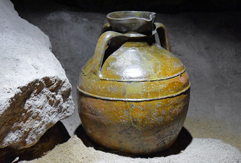 Gerra de tres nanses. Ceràmica vidriada. Segle XII-XIII