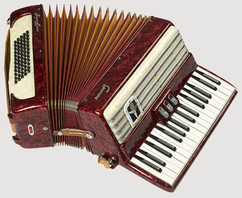 Acordió d'Agustí López i Gambau, Tinet. Ca. 1950, Plàstic i tela. Donació de la família López Ricart, 2019