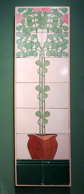 Rajoles vidriades d'arrambador. Rafael Maqsó Valentí. 1913-1915. Pas ceràmica, coberta opaca. Fabricat per Fills de Pujol i Bausis, Esplugues de Llobregat. Col·lecció Farinera Masó