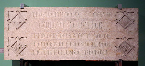 Làpida en honor del metge Guillem de Coltellar. Rafael Masó, disseny; Jaume Caselles, picapedrer. Talla en pedra nummulítica de Girona. Ca. 1921. Procedeix del Saló de Plens de l'Ajuntament de Girona