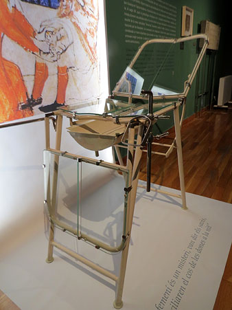 Taula d'exploració ginecològica. Ferro i vidre. Ca. 1930. Probablement procedeix de l'antic hospital de Santa Caterina. Donació de Carme Bosch i Bars, vídua de Teodor Casas i Martí