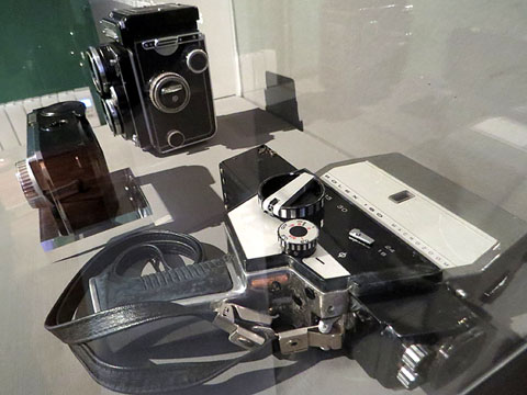 Bolex 160 Macrozoom, càmera cinematogràfica, fabricada per Bolex, Suïssa. 1970-1971. Rolleiflex TLR, fabricada per Franke & Heidecke a Braunschweig, Alemanya. Segle XX. Kodak Instamatic 233-X. Fabricada per Kodak Stuttgart-Wagen, Alemanya. Entre 1965-1966.  Col·lecció Josep Granés