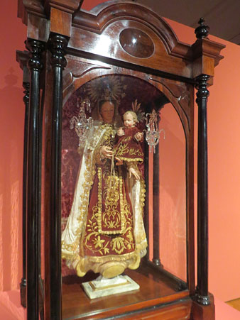 Vitrina amb Mare de D&eacute;u amb el Nen. Segle XIX