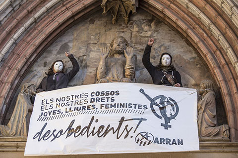Membres del col&middot;lectiu Arran s'enfilen a Santa Maria del Mar contra la reforma de llei de l'avortament, Barcelona. 2014
