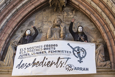 Membres del col·lectiu Arran s'enfilen a Santa Maria del Mar contra la reforma de llei de l'avortament, Barcelona. 2014