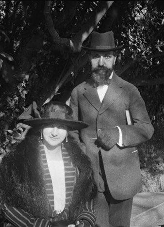 Retrat de l'arquitecte Rafael Masó i la seva esposa Esperança Bru als jardins de la Reina Victòria, a la Devesa. 1920
