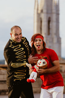 Artistes del X Festival Internacional de Circ Elefant d'Or pels carrers de la ciutat. Fotografia de Beto Pérez