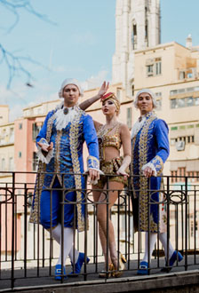 Artistes del X Festival Internacional de Circ Elefant d'Or pels carrers de la ciutat. Fotografia de Beto Pérez