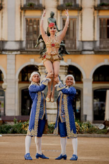 Artistes del X Festival Internacional de Circ Elefant d'Or pels carrers de la ciutat. Fotografia de Beto Pérez