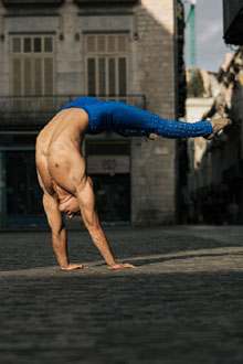 Artistes del X Festival Internacional de Circ Elefant d'Or pels carrers de la ciutat. Fotografia de Beto Pérez