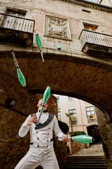 Artistes del X Festival Internacional de Circ Elefant d'Or pels carrers de la ciutat. Fotografia de Beto Pérez