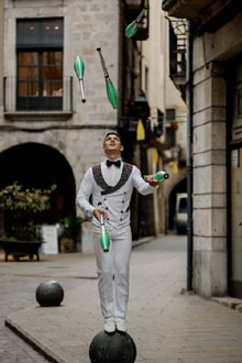 Artistes del X Festival Internacional de Circ Elefant d'Or pels carrers de la ciutat. Fotografia de Beto Pérez