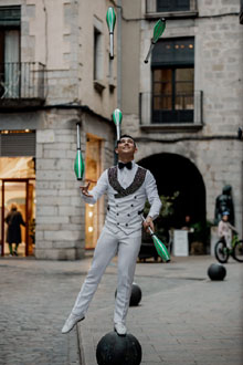 Artistes del X Festival Internacional de Circ Elefant d'Or pels carrers de la ciutat. Fotografia de Beto Pérez