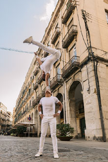 Artistes del X Festival Internacional de Circ Elefant d'Or pels carrers de la ciutat. Fotografia de Beto Pérez