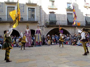 Fires de Sant Narc&iacute;s 2021. Toc de rams. Cerim&ograve;nia del canvi de rams de les gegantes