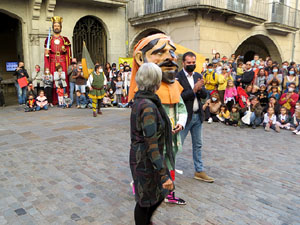 Fires de Sant Narc&iacute;s 2021. Toc de rams. Cerim&ograve;nia del canvi de rams de les gegantes
