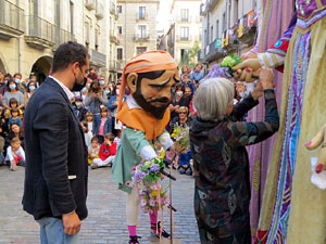 Fires de Sant Narc&iacute;s 2021. Toc de rams. Cerim&ograve;nia del canvi de rams de les gegantes