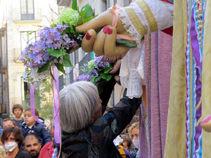 Fires de Sant Narc&iacute;s 2021. Toc de rams. Cerim&ograve;nia del canvi de rams de les gegantes