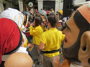 Fires de Sant Narc&iacute;s 2021. Passejada amb els capgrossos pels carrers del Barri Vell