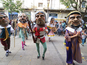 Fires de Sant Narc&iacute;s 2021. Passejada amb els capgrossos pels carrers del Barri Vell