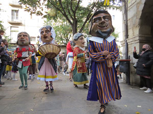 Fires de Sant Narc&iacute;s 2021. Passejada amb els capgrossos pels carrers del Barri Vell