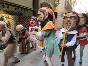 Fires de Sant Narc&iacute;s 2021. Passejada amb els capgrossos pels carrers del Barri Vell