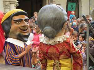 Fires de Sant Narc&iacute;s 2021. Passejada amb els capgrossos pels carrers del Barri Vell