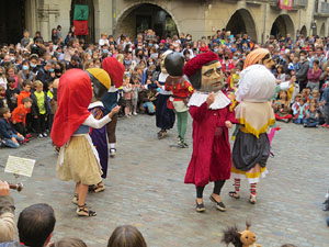 Fires de Sant Narc&iacute;s 2021. Passejada amb els capgrossos pels carrers del Barri Vell