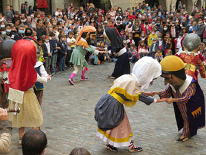 Fires de Sant Narc&iacute;s 2021. Passejada amb els capgrossos pels carrers del Barri Vell